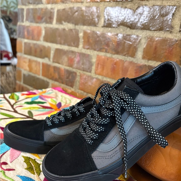 VANS  Casual Black & Gray Lace-Up Sneakers Juniors 6 - Picture 2 of 9